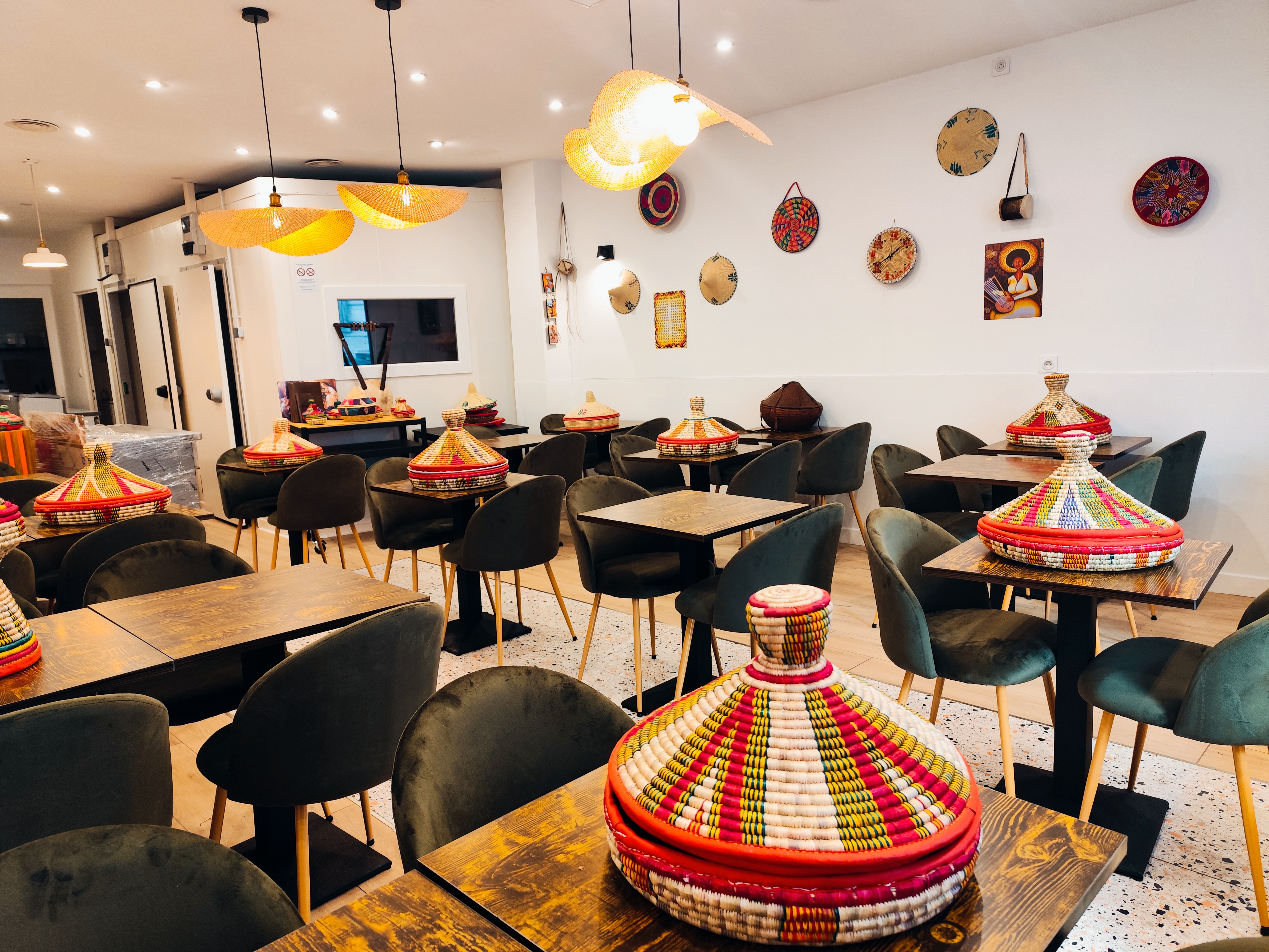 Intérieur du restaurant Roha - Salle moderne avec tables en bois et chaises noires